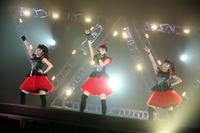 ２万５０００人を前にライブを行ったＢＡＢＹＭＥＴＡＬ（左からＹＵＩＭＥＴＡＬ、ＳＵ－ＭＥＴＡＬ、ＭＯＡＭＥＴＡＬ）＝千葉・幕張メッセ