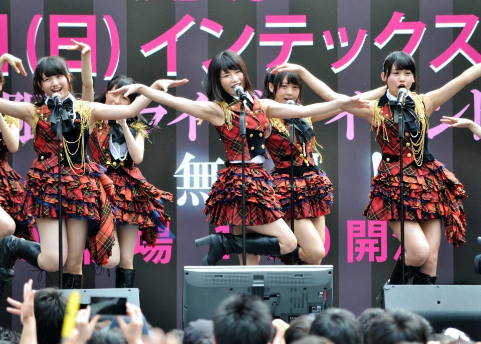 　フリーライブを行ったＡＫＢ４８の（前列左から）大和田南那、横山由依、小嶋真子＝大阪市