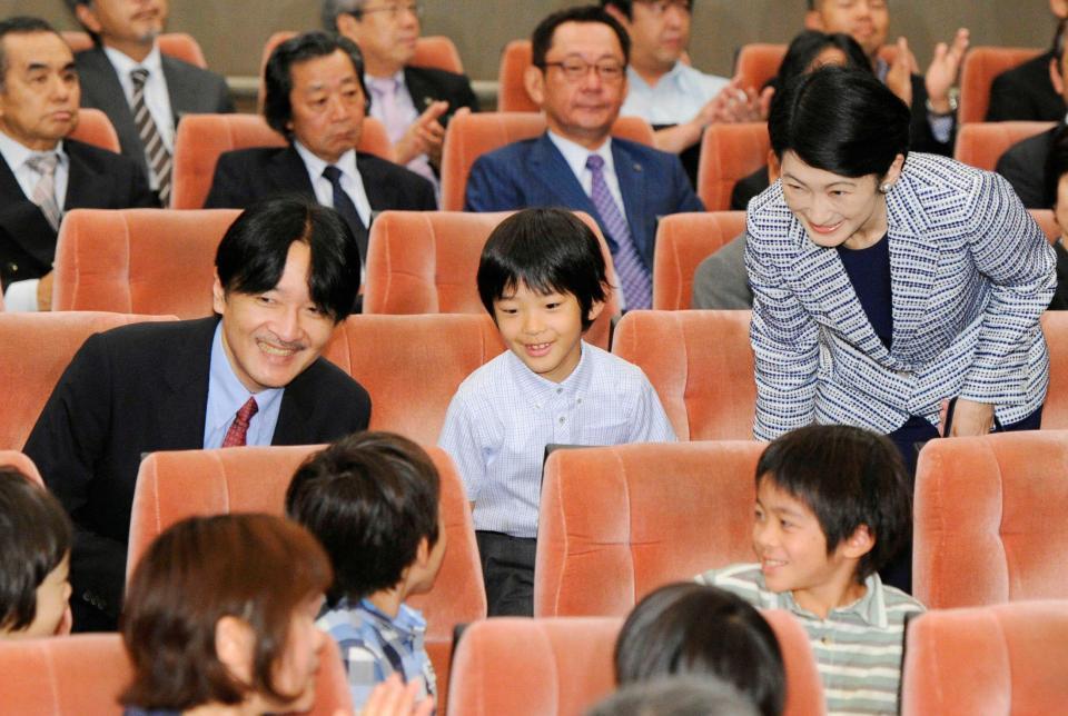 　映画「アリのままでいたい」の特別試写会に臨まれる秋篠宮ご夫妻と長男悠仁さま＝東京都港区（代表撮影）