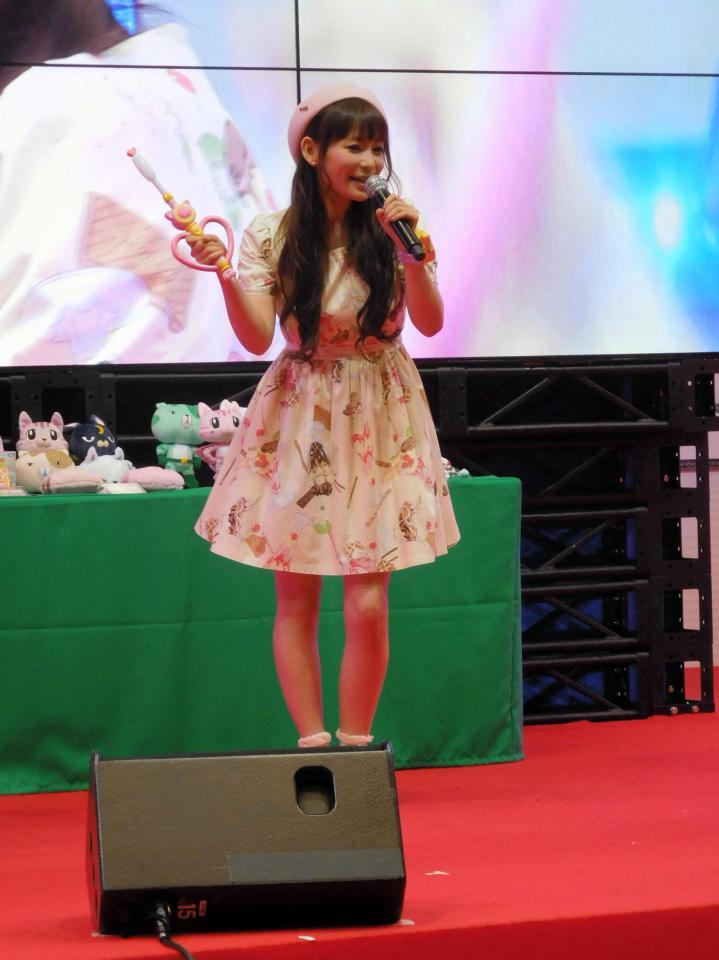 自身が原案したアニメのグッズを持ち、登場した中川翔子＝東京・有明