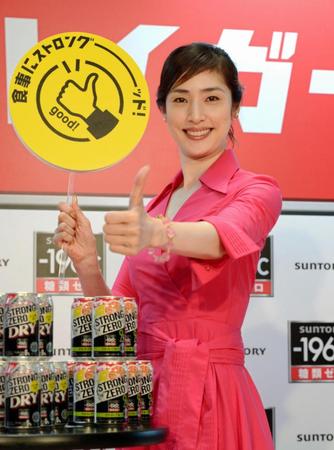 “Ｇｏｏｄ　ポーズ”を決める天海祐希＝グランフロント大阪北館１階「ナレッジプラザ」（撮影・佐藤厚）