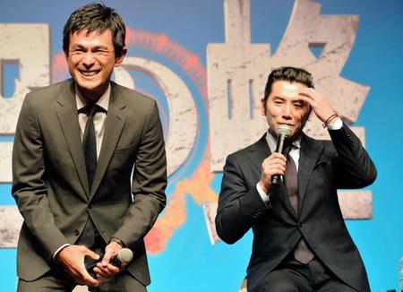 映画『天空の蜂』の撮影秘話を本木雅弘（右）に明かされ照れる江口洋介＝東京・東銀座（撮影・佐々木彰尚）