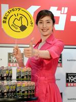 “Ｇｏｏｄ　ポーズ”を決める天海祐希＝グランフロント大阪北館１階「ナレッジプラザ」（撮影・佐藤厚）