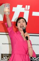 「-１９６°Ｃストロングゼロ」を手に乾杯の音頭を取る天海祐希＝グランフロント大阪北館１階「ナレッジプラザ」（撮影・佐藤厚）