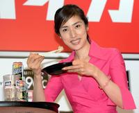 ギョーザを「ストロングゼロ」の肴にする天海祐希＝グランフロント大阪北館１階「ナレッジプラザ」（撮影・佐藤厚）