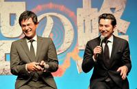 本木雅弘（右）に撮影秘話を明かされた江口洋介＝東京・東銀座（撮影・佐々木彰尚）