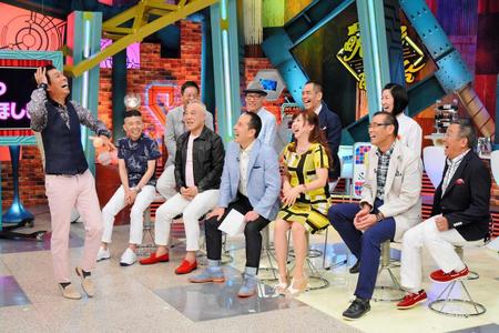 　「痛快！明石家電視台」で、旧知の芸人たちに囲まれる明石家さんま（左）