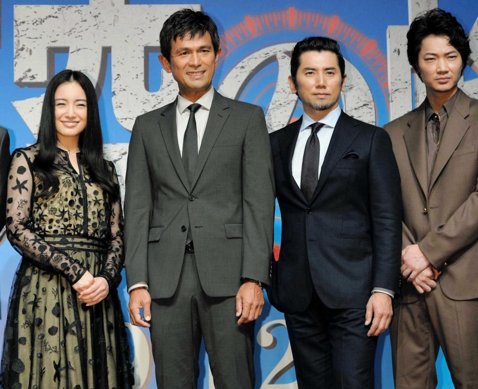 　会見した（左から）堤幸彦監督、仲間由紀恵、江口洋介、本木雅弘、綾野剛＝東京・東銀座（撮影・佐々木彰尚）