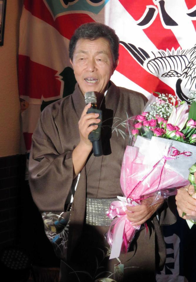 　熱唱する大泉逸郎＝埼玉県加須市