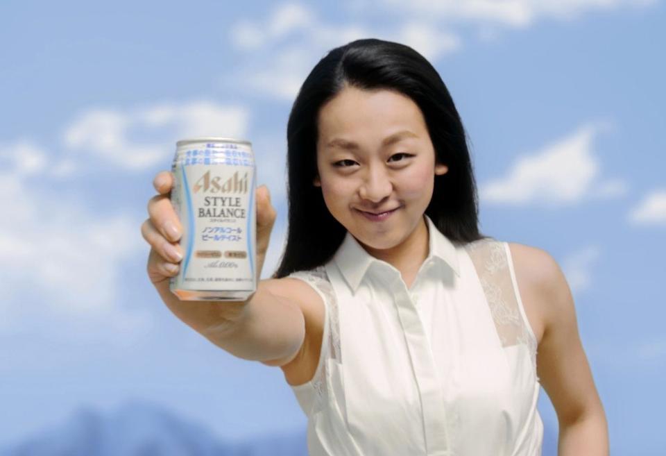 アサヒスタイルバランスを手に笑顔の浅田真央