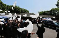 白いハトの風船を飛ばして、たてかべ和也さんを見送る参列者ら＝東京・青山葬儀所（撮影・村中拓久）