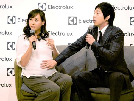 　妊娠９カ月の藤本美貴（左）のおなかを触る今田耕司＝東京・代官山