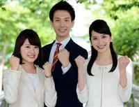 日本テレの新人アナ３人。左から尾崎理紗、平松修造、笹崎里菜アナウンサー