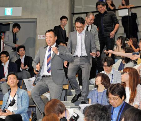 Ｍ-１のエントリーに駆けつけたナイツ（（中央））ら芸人たち＝東京・渋谷のヨシモト∞ホール（撮影・吉澤敬太）