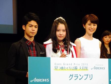 （左から）審査員の菅谷哲也、グランプリの遠藤明さん、審査員の鈴木ちなみ＝東京・丸ノ内