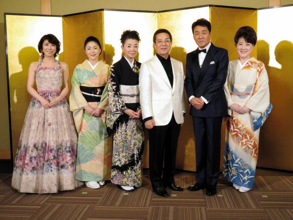 　弦哲也氏（左から４人目）の５０周年を祝福する（左から）水森かおり、石川さゆり、都はるみ、五木ひろし、川中美幸＝東京・明治座