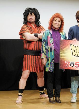 完成披露試写会に登場した野沢雅子（右）とケンドーコバヤシ＝東京・台場