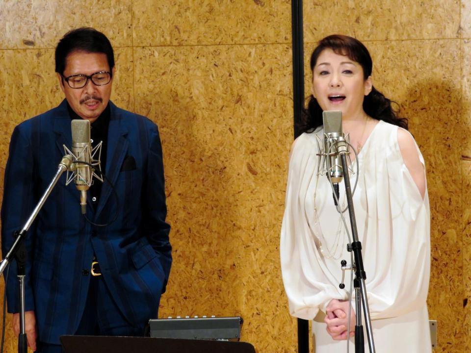 浜圭介氏（左）とデュエット曲の公開レコーディングを行った松坂慶子＝東京都文京区