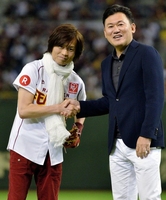 始球式の後、楽天・三木谷浩史オーナーと握手するつんく♂（左）＝東京ドーム（撮影・西岡正）