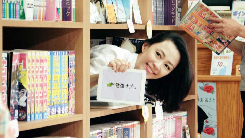 　書店の本棚から顔を出し、勉強をサボッっている子どもに声をかける木村佳乃
