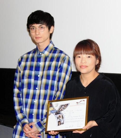 舞台あいさつを行った高良健吾と呉美保監督＝大阪市内