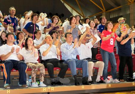 　宮間あや選手の出身地、千葉県大網白里市で応援する人たち