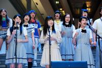 「翼をください」を合唱した（前列左から）吉本実憂、神田沙也加、芳根京子＝東京・表参道ヒルズ