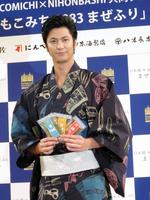 開発に携わったふりかけをＰＲする速水もこみち＝東京・日本橋