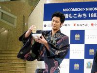 ブレンドしたふりかけを手際よくご飯にかける速水もこみち＝東京・日本橋