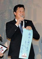 Ｗ杯バレーの七夕イベントで短冊に「株が上がりますように」と書いた川井俊一＝東京・台場（撮影・佐々木彰尚）