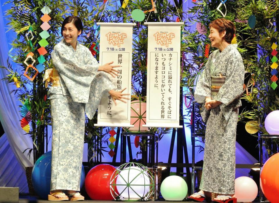 大竹しのぶ（右）と対照的な欲望丸出しの短冊を隠そうとする竹内結子＝東京・恵比寿