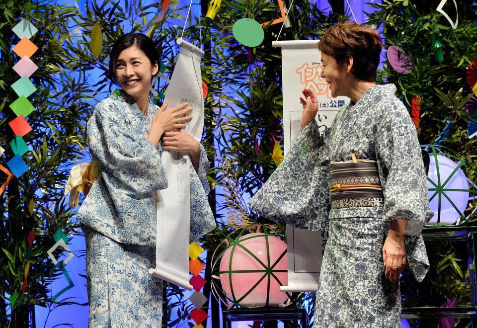 自分の願いを書いた短冊を恥ずかしそうに抱きしめる竹内結子（左）と大竹しのぶ＝東京・恵比寿ガーデンホール（撮影・園田高夫）