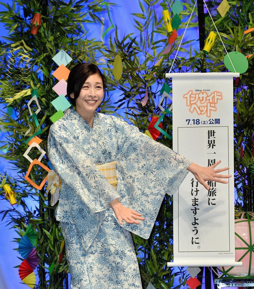 自分の願いを書いた短冊を恥ずかしそうに手で隠す竹内結子＝東京・恵比寿ガーデンホール（撮影・園田高夫）