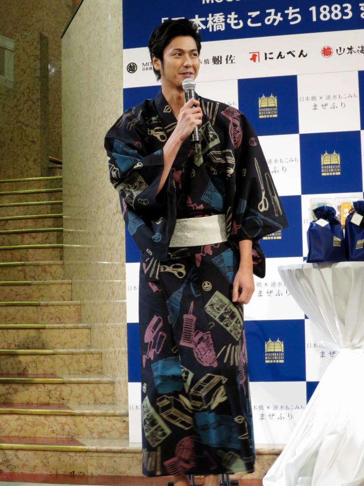 開発に携わったふりかけをＰＲする速水もこみち＝東京・日本橋