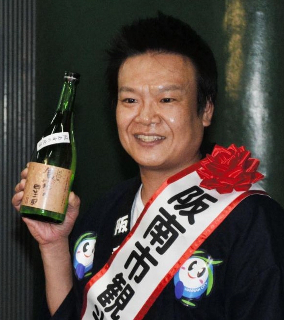 地元酒造とのコラボ商品「浪花の星田」をＰＲする星田英利＝大阪府阪南市の浪花酒造