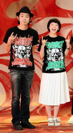 クランプアップ会見に登場した宮藤官九郎（左）と清野菜名＝東映東京撮影所（撮影・三好　信也）