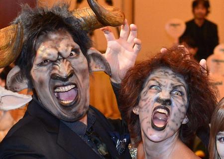 特殊メークでほえる（左から）篠原信一、ＬｉＬｉＣｏ＝東京・汐留（撮影・村中拓久）