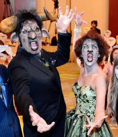 特殊メークでほえる篠原信一（左）とＬｉＬｉＣｏ＝東京・汐留（撮影・村中拓久）