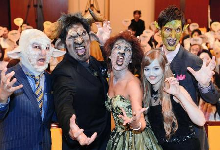 特殊メークでほえる（左から）マックン、篠原信一、ＬｉＬｉＣｏ、ダコタ・ローズ、パックン＝東京・汐留（撮影・村中拓久）