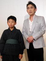 初座長公演への意気込みを語った福田こうへい（右）と子役で出演する長男・暉穏くん＝大阪市天王寺区の新歌舞伎座