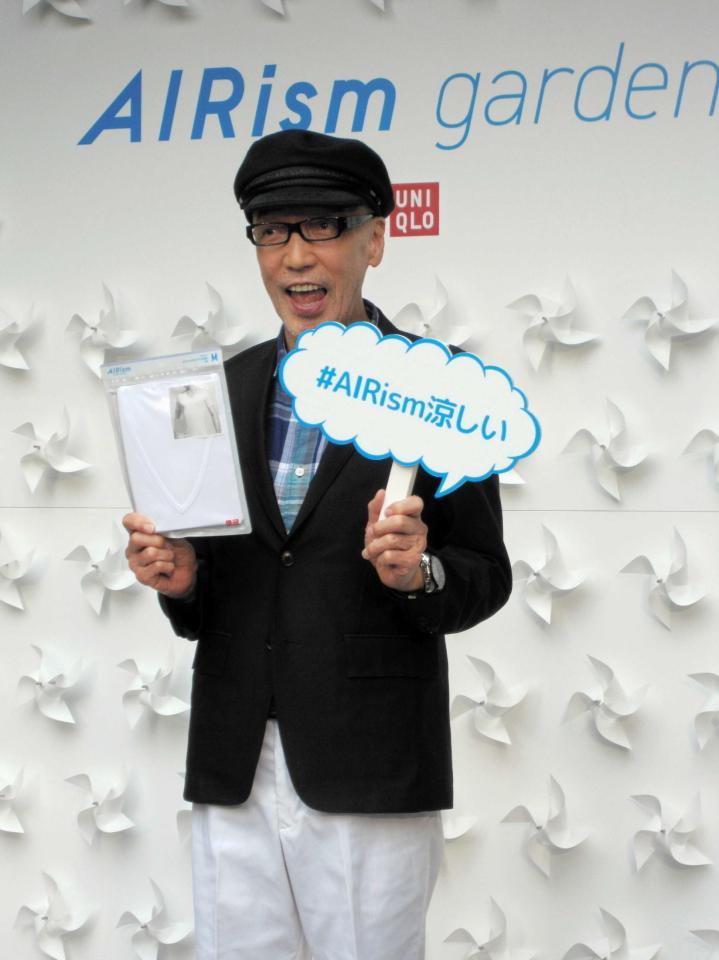 　エアリズムを手にご機嫌のテリー伊藤＝東京・表参道