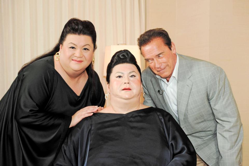 　マツコロイド（中央）を介してマツコ（左）のインタビューを受けたシュワルツェネッガー