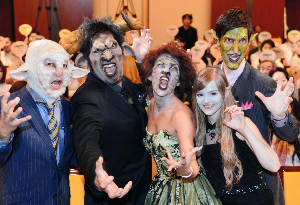 特殊メークでほえる（左から）マックン、篠原信一、ＬｉＬｉＣｏ、ダコタ・ローズ、パックン＝東京・汐留（撮影・村中拓久）