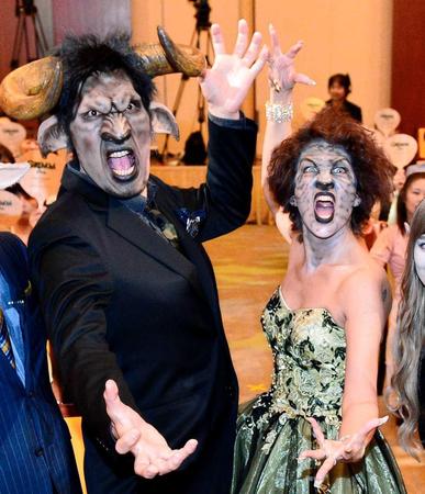 　特殊メークでほえる篠原信一（左）とＬｉＬｉＣｏ。顔写真はダコタ・ローズ＝東京・汐留