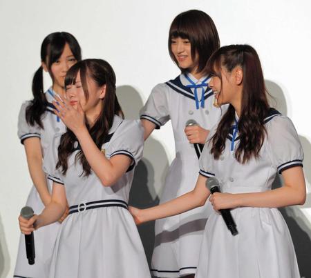 　舞台あいさつで母親との思い出を語り涙ぐむ白石麻衣（左）＝撮影・堀内翔