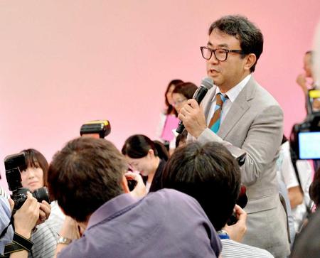 　記者席から出演者に質問する三谷氏