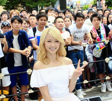 故郷で初の凱旋ライブを行ったＤｒｅａｍ　Ａｍｉ＝大阪府箕面市「みのおキューズモール」