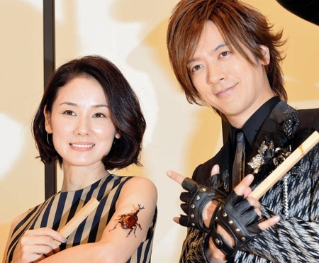 映画「アリのままでいたい」初日舞台あいさつに登場した吉田羊（左）とＤＡＩＧＯ＝東京・銀座（撮影・佐々木彰尚）