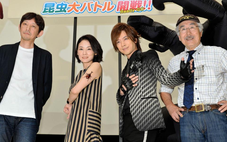 映画「アリのままでいたい」初日舞台あいさつに登場した（左から）鴨下潔監督、吉田羊、ＤＡＩＧＯ、栗林慧撮影監督＝東京・銀座（撮影・佐々木彰尚）