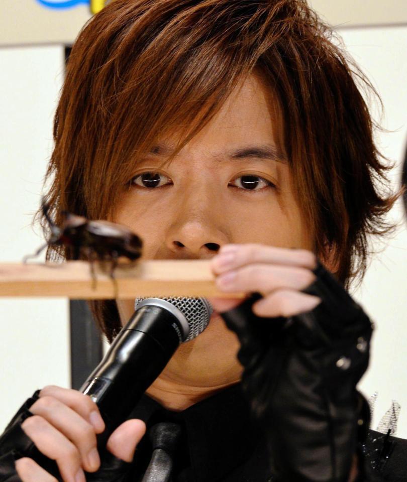 映画「アリのままでいたい」初日舞台あいさつに登場しカブトムシを見つめるＤＡＩＧＯ＝東京・銀座（撮影・佐々木彰尚）